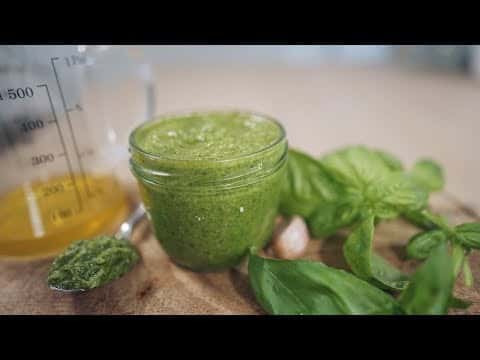 Pesto alla genovese fatto in casa con frullatore