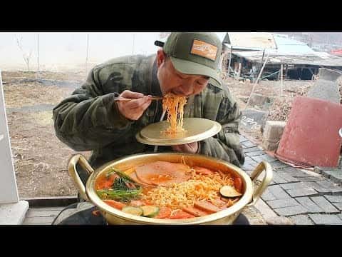 눈오는 날 야외에서 끓여 먹는 부대찌개