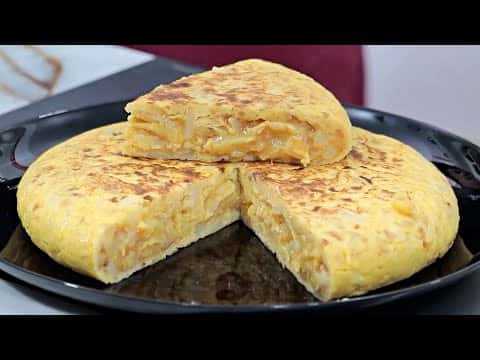 Tortilla de patatas tradicional con cebolla