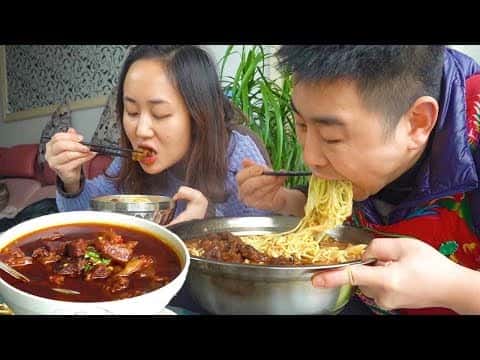 秘制红烧牛肉面配凉拌折耳根