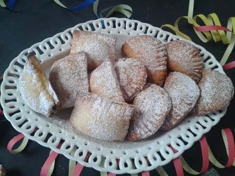 Ravioli dolci di Carnevale con ricotta e gocce di cioccolato