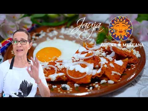 Chilaquiles Rojos Rancheros con Huevos Estrellados