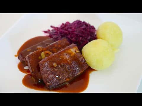 Veganer Sauerbraten mit Rotkohl und Kartoffelklößen