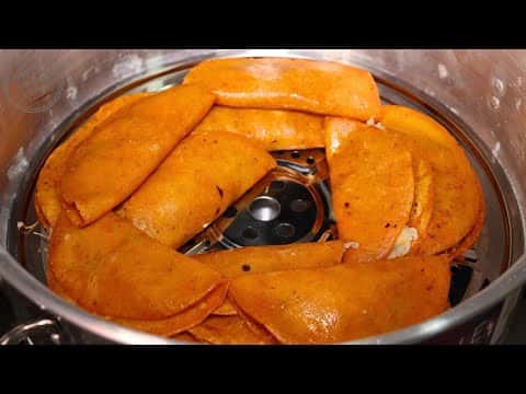 Tacos al vapor de papa y carne deshebrada