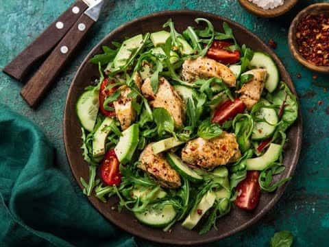Insalata di Pollo al Pesto con Avocado
