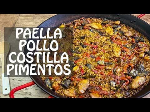 Paella de pollo, costilla de cerdo y pimientos