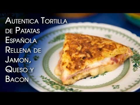 Auténtica tortilla de patatas española rellena de jamón, queso y bacon