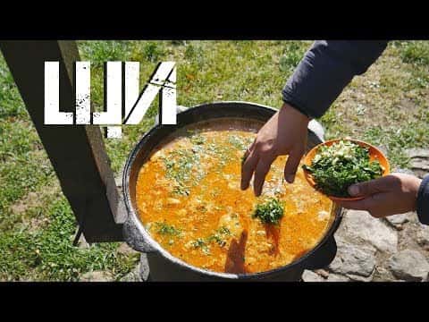 Щи из квашеной капусты в казане на костре