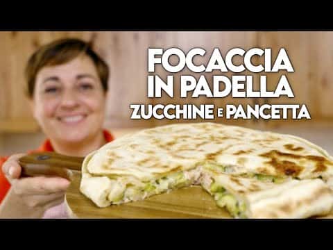 Focaccia ripiena in padella con zucchine e pancetta