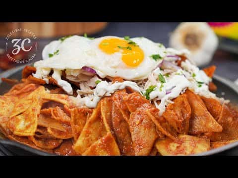 Chilaquiles Rojos con Pollo y Huevo