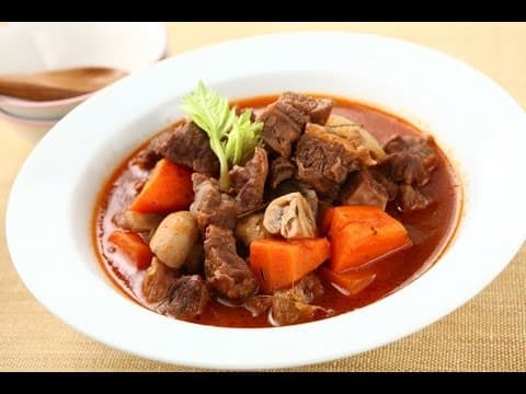 YouTube 上 3 款法式經典紅酒燉牛肉食譜大比較:做法、材料與風味差異