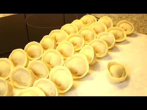 Домашние пельмени с говяжьим фаршем и горчичным соусом