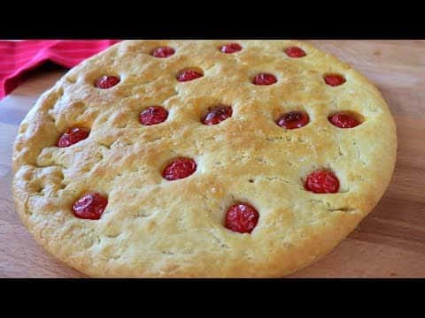 Focaccia semplice con i pomodorini