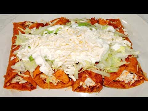 Enchiladas Rojas de Pollo y Queso
