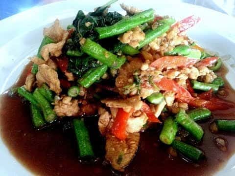 Tajski kurczak z bazylią (Pad Kra Pao)
