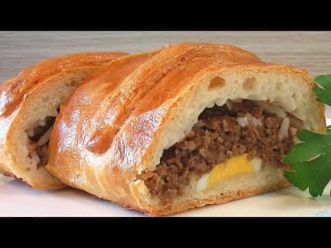 Кулебяка из дрожжевого теста с начинкой из фарша, риса и яиц