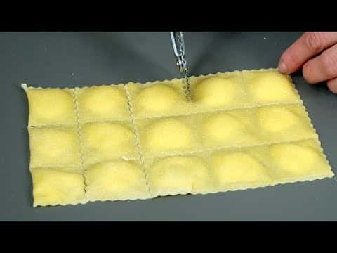 Ravioli ripieni di carne con salsa di pomodoro