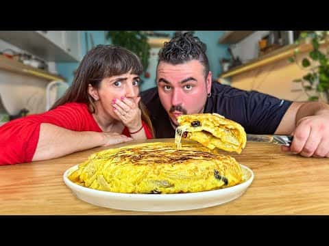 Tortilla de papa rellena con queso y chorizo