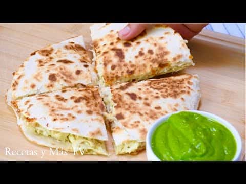 Quesadilla de Pollo con Salsa de Aguacate