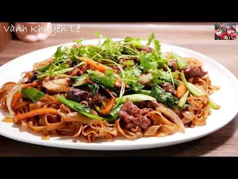 Bánh Đa Đỏ Xào Lòng Gà (Phở Áp Chảo Lòng Gà)