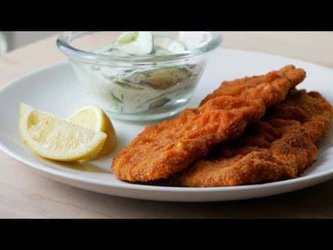 Panierte Schnitzel aus dem Backofen mit Gurkensalat