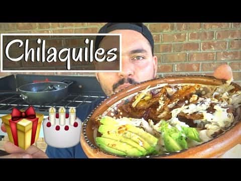 Chilaquiles Rojos con Pollo y Huevo Estrellado