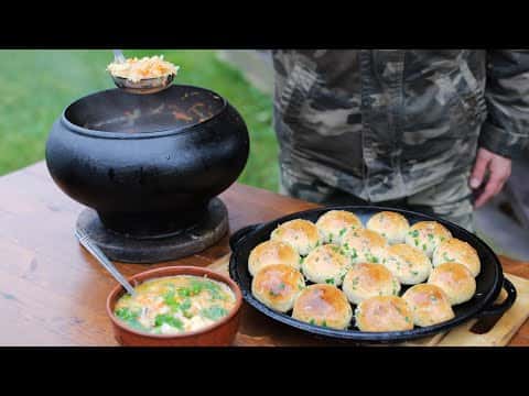 Томленые щи с чесночными пампушками в печи