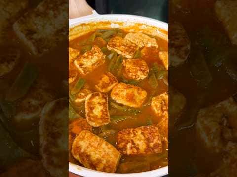 Nopalitos en Chile Rojo y Queso Panela