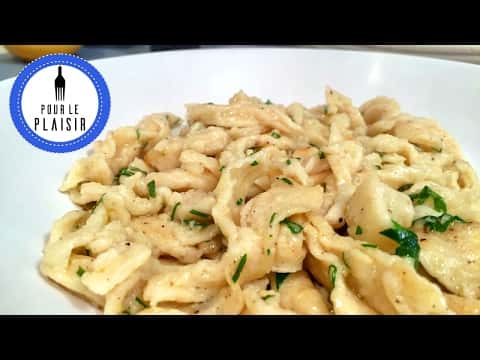 Selbstgemachte geschabte Spätzle