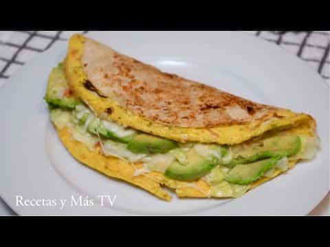 Quesadilla de huevo con aguacate y queso