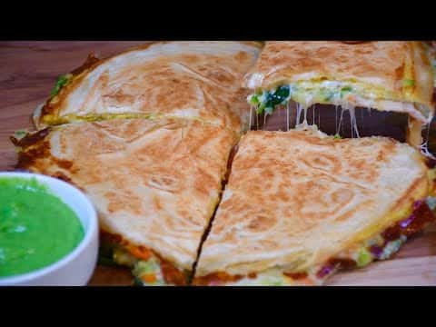 Quesadilla de vegetales con salsa verde de aguacate