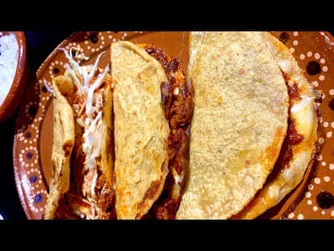 Quesadillas de chicharrón prensado
