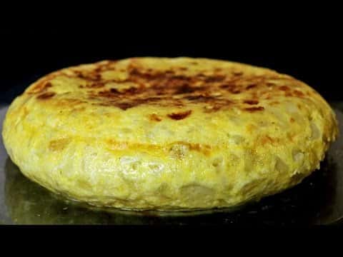 Tortilla de patatas española con cebolla
