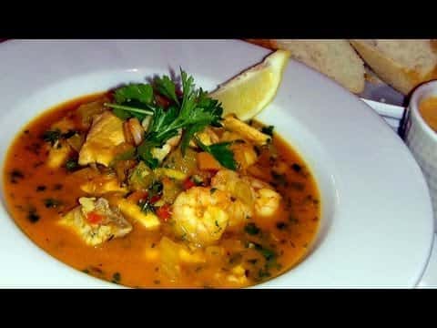 Klasyczna zupa rybna Bouillabaisse z sosem Rouille