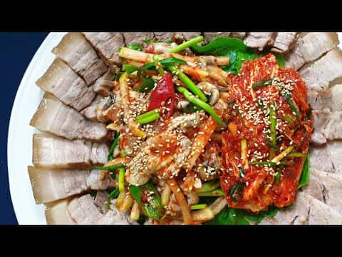 부드러운 삼겹살 수육과 매콤새콤 생굴무침