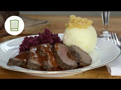 Sauerbraten mit Rotkohl und Kartoffelklößen