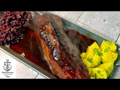Mecklenburger Sauerbraten mit Kartoffeln und Rotkohl