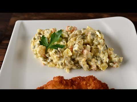 Omas klassischer Kartoffelsalat zu Weihnachten